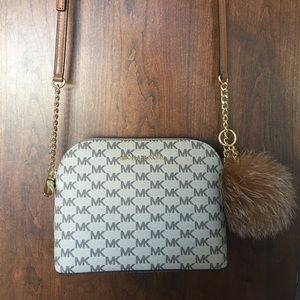 Michael Kors Cindy Large Dome Crossbody Nat/Acorn